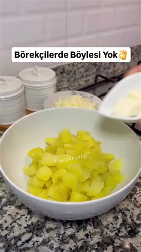 Böreğin tarifini isteyen daha çok olduğu için ilk önce börek tarifi ile geldim 😍çok pratik bir börek aynı gün yapmak isterseniz normal dolaba değil de buzluğa atıp 3-4 saat beklettikten sonra dilimleyip pişirebilirsiniz. @sozdaratug Buzlukta da aylarca muhafaza edebilirsiniz yapmak istediğinizde yarım saat oda ısısına gelmesini bekleyin ardından dilimleyip pişirin. RULO BÖREK Malzemeler 5 adet yufka 1 adet yumurta 1 su bardağı süt 1 çay bardağı sıvıyağ 1 su bardağı rendelenmiş kaşar (kaşar yeri