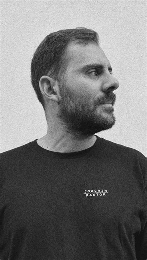 I CODE. DESIGN. SOUND. I 8 months. 7,500 lines of code. 1 MIDI controller built from zero. @joachim_pastor isn’t just a producer, he’s an engineer of his own universe. He builds what he plays: custom MIDI tools, 3D-printed components, even his own subwoofer systems. A craft shaped by precision, curiosity and obsession. -> See him this Saturday at @seaseaclub.bcn | INPUT High Fidelity Dance Club