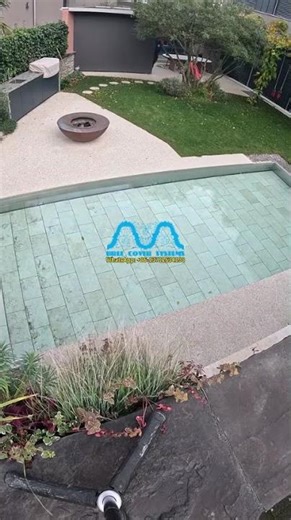 Movable pool floor for luxury pools