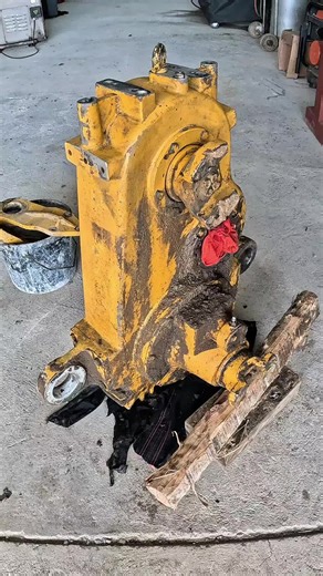 Dumpers dropbox repair!!👨‍🏭 #work #metalwork #repair #weld #welding #heavyequipment #heavymachinery #satisfying #sa