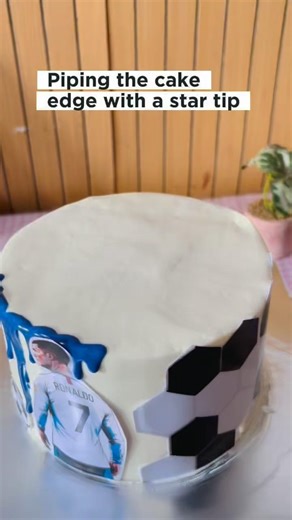 Piping the Cake edge with a star tip #cakedecorating