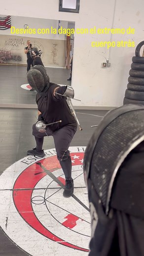 La espada y la daga: una de nuestras combinaciones preferidas. El cambio de pierna con la daga puede ser muy útil en algunas ocasiones. #esgrimahistorica #esgrimahistórica #esgrimahistoricamadrid #esgrimaantigua #hema #espadaydaga #rapieranddagger #tetuanmadrid #esgrimamadrid | Escuela de Esgrima Histórica de Madrid