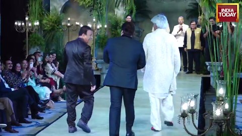 Rakesh Bedi makes 1st appearance amid Dhurandhar 2 success, walks the ramp in style