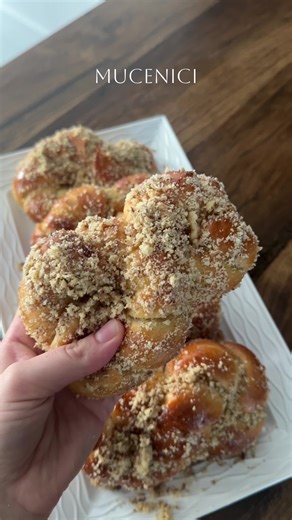 Mucenici pufoși cu nucă Moi, aerati și aromați, ca la mama acasă(20–24 mucenici mari) Ingrediente Pentru aluat: 1 kg făină albă 50 g drojdie proaspătă (sau 14 g drojdie uscată) 500 ml lapte călduț 4 ouă 160 g zahăr 160 g unt topit și răcit 2 plicuri zahăr vanilat/vanilie coaja rasă de la 2 lămâi 1 linguriță sare 2-3 linguri ulei Pentru sirop: 600 ml apă 300 g zahăr vanilie Pentru decor: 300–350 g nucă măcinată Mod de preparare \t1.\tDizolvă drojdia cu 1 lingură de zahăr și puțin lapte călduț. La