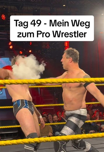 Superkick in die Fr***e?! 🥴 Tag 49 - Hugo und ich werden mit zwei Superkicks fast geköpft 💀 @GWF Wrestling Berlin Chaos City - Blutsbrüder vs. Quick & Dirty vs. Golden Throne 🔥 Heute mit dem Finish, ab dem nächsten Vlog geht es dann in die 16 Carat Gold Woche 🙌🏻 #prowrestling #vlog #wwe #headkick #wrestlemania