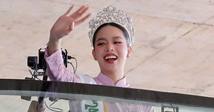 Hoa hậu Thanh Thủy diễu hành, vẫy tay chào khán giả tại TPHCM
