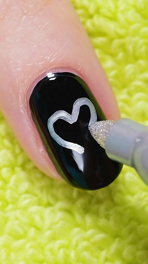 Sara Beauty Corner on Instagram: "Fun nail art with sharpies #nails #nailsart #diy"