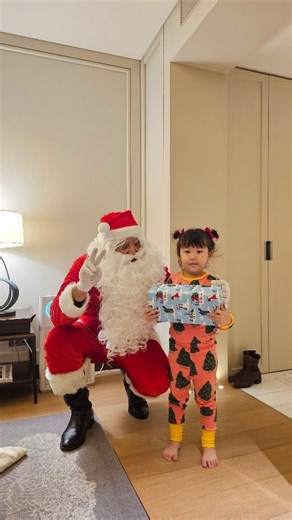 Tati | 따띠 on Instagram: "🎄 Feliz Navidad a todos 🎄 Como en Corea la Navidad no se vive tan fuerte como en Latam, con grandes reuniones familiares y fiestas, con mi marido quisimos regalarle a Lia una experiencia especial: que conozca a Papá Noel en persona 🥹🎅 Justo en el Paradise City Hotel estaban haciendo un evento donde Papá Noel visita cada habitación con niños para entregar los regalos (los papás tenemos que dejar el regalo en el lobby unas horas antes 😂), y claro que terminamos anotán