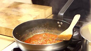 SPAGHETTI ALLA MARINARA Un primo buono, facile ed economico, proprio come piace a noi 👉🍝 http://www.cookaround.com/ricetta/Spaghetti-alla-marinara.html | Cookaround - Cucina e Ricette