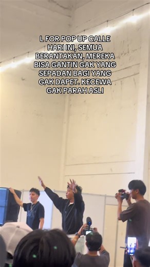 semua berantakan karena kurang siap pop up hari ini. Kesalahan hari ini : 1. Gada nomor antrian 2. Stok kurang banyak gak sesuai orang orang dateng, dr brand @CALLE udh perkiraan seberapa banyak org dateng, jangan lu bilang ke org2 “gak expect sebanyak ini yang dateng” gak make sense. 3. Kurang orang yang ngamain/ security, udh tau keos dr kmrn nambahin seenggaknya lah. 4 buat yang rusuh jangan bilang di foto doang gak bisa beli, harusnya di take out org org begituan biar org lain pada sadar dir