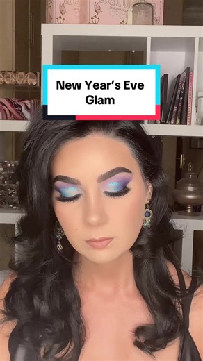 ✨ New Year’s Eve Glam, maar maak dit DRAMATIES ✨ ’n Pers en blou smokey eye met ’n tikkie blou glitter – want subtiel is nie vanaand se vibe nie 💜💙 Die perfekte Nuwejaars­aand makeup look vir wanneer jy die nuwe jaar instap met selfvertroue, glans en hoofkarakter-energie ✨ Sal jy hierdie look dra vir New Year’s Eve? 👀👇 #makeup #newyear #smokeyeye #sama28 #makeuptutorial @PLOUISE @SHEGLAM @rimmellondon