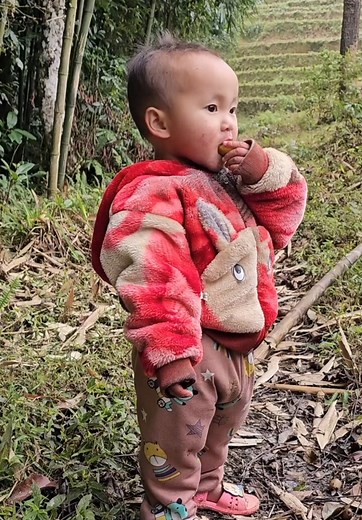 The two children are eating fruit. | Zoey Tromp