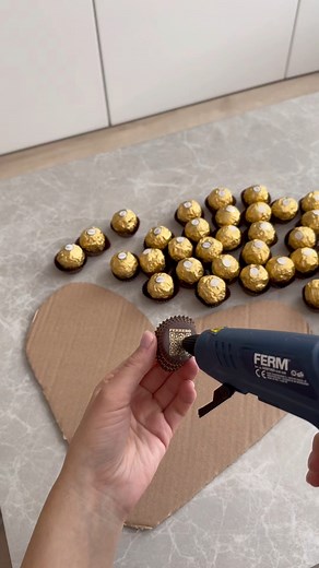 Ferrero Rocher Bouquet 🌹🍫❤️ #chocolategiftideas #roses #bouquet #ferrerorocherbouquet #ferrerorocher #chocolatelover #giftideas #FerreroBouquet #diy #diygiftideas #tutorial #reelsviralシfb #diyideas #asmrsounds #craftsofinstagram #feliciaheesen #crafts | Felicia Heesen