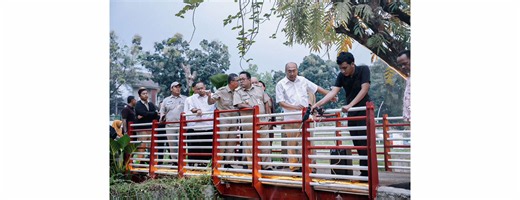 Hari ini Abang mampir ke Taman Bendera Pusaka setelah menerima aduan warga soal bau dari aliran sungai di kawasan ini. Kami lakukan penanganan lewat penyemprotan agar warga bisa kembali nyaman. Bagi Abang, taman yang ramai dipakai warga itu tanda kota yang hidup. Makanya, pelan-pelan tapi pasti, yang dikeluhkan warga akan terus kita benahi, supaya Jakarta makin nyaman dan makin bikin betah.
