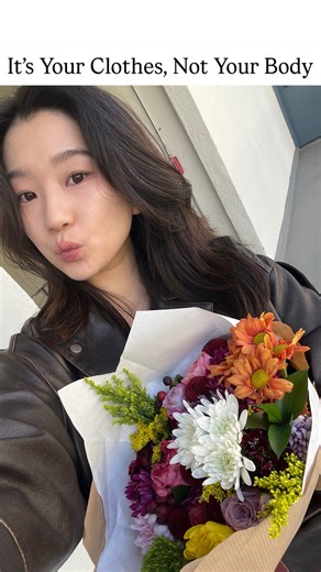 Haein (해인이⋆𐙚) | Korean Fashion on Instagram: "📝 Styling Tips & Tricks | a little styling goes a long way 🙊 PSA it’s your clothes, not your body!! . . I’m usually never 100% satisfied with an outfit I put on initially, it takes some playing with layers and accessorizing until I feel my best 😌 there are so many easy styling tips to try to elevate your outfits! some of my favs are: - use a hair tie to crop your shirts in the back - wear nude heels to appear taller and slimmer - big shirt + litt