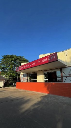 ✨ FAM Fahlanna Art Museum – Chiang Mai’s newest celebration of Lanna identity ✨ Step inside one of Chiang Mai’s most impressive new cultural spaces, where the past and present of Lanna come alive through art, design, and storytelling. Located inside a beautifully restored former tobacco warehouse, FAM Fahlanna Art Museum blends heritage with contemporary creativity across more than a dozen immersive zones. 🎨 Wander through galleries showcasing rare textiles, heirloom crafts, lacquerware, woodwo