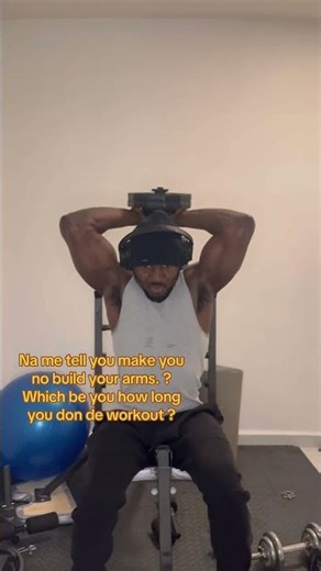 Training biceps so my sleeves no go disgrace me.😎👕