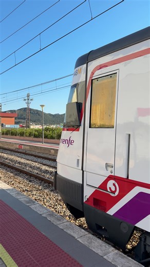 Renfe Cercanías Serie 447 efectuando su salida en la estación de Xeraco. A cargo de un servicio comercial y habitual los fines de Semana y festivos. 🚂 S-447.074R 🔙 Valencia Nord 🔜 Platja i Grau Gandia • Valencia Nord • Alfafar Benetússer • Massanassa • Catarroja • Albal • Silla • El Romaní • Sollana • Sueca • Cullera • Tavernes de la Valldigna • Xeraco • Platja i Grau de Gandía 📍 Xeraco / España 📆 Abril del 2026 @Renfe #trainspotting #renfe #xeraco #serie447 #railways