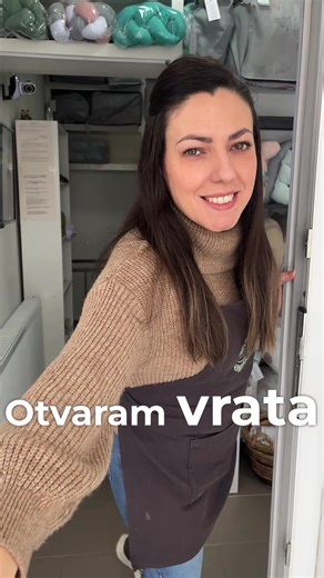 Otvaram vrata mesta gde nastaje Tiny&co Baby Comfort 🤍 Iza ovih vrata ne nalazi se samo proizvodnja, već prostor u kome se svakog dana stvara sa pažnjom, ljubavlju i jasnim namerom — da bebama pružimo udobnost, sigurnost i miran san. Jedan naš dan izgleda baš ovako ✨ Od pažljivog odabira materijala, krojenja i šivenja, do završnih detalja koji čine razliku. Svaki proizvod prolazi kroz ruke ljudi koji znaju koliko su prvi meseci bebinog života važni. Ne žurimo. Ne pravimo kompromise kada je kval