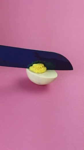 Make some Deviled Egg cake pops to scare your friends ✨🍰 #everythingiscake #caketok #cakesoftiktok #eastereggdecorating