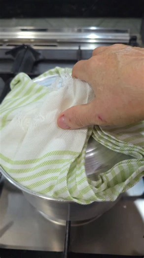 ‎آشپزی با فیلم‎ on Instagram‎: "سلام و علیکم 🌺🌺 بدون زعفران شما با شکر دوست دارید یا نمک؟من با شکر😋 دوای زایمان عزیزان کاچی نباید غلظتش مثل حلوا سفت باشه دقت کنید شعله خیلی کم باشه ( دم بیاد) عزیزان کاچی صدها دستور داره وهر منطقه روش پختی داره در بعضی از مناطقی شکر میریزن ولی ما شکر نمیریزیم 😊 بعضی وقتا کمی نمک هم میزنیم به نظر من شکر بریزید میشه همون حلوا روش پخت شما؟؟ممنون از انتقادات مثبتتون 🌹 این نوع پخت کاچی ساده هستش برای پخت کاچی باید با روغن حیواتی یا همون روغن کرمانشاهی استفاده کنی