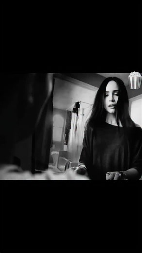 МОТИВАТОР ЛАЙФ on Instagram: "1997년 개봉한 영화 Titanic은 잭과 로즈의 운 명적인 사랑을 통해 비극 속에서도 오래 남는 감 정의 깊이를 보여주는 작품입니다. 화려한 연출 보다 인물의 감정에 더 집중한 제임스 카메론 감 독의 스타일은 지금 다시 봐도 묘하게 가슴을 울 리죠. 배가 침몰하는 장면이 아닌, 두 사람이 서 로를 바라보던 순간들이 더 강하게 기억에 남는 영화이기도 합니다. 이 감정을 완성해주는 곡이 바로 셀린 디온의 *” My Heart Will Go On”*입니다. 처음 들으 면 잔잔한데, 어느 순간 자연스럽게 가슴이 벅차 오르는 느낌을 줍니다. 특히 후반부의 고조되는 보컬은 영화 속 잭과 로즈의 마지막 장면과 겹쳐 지면서 괜히 마음이 서늘해지기도 하고요. 많은 분들이 “이 노래가 나오면 왜 그 장면이 자동으 로 떠오르는지 모르겠다”고 말하는데, 그만큼 영화와 음악이 자연스럽게 얽혀 있는 곡입니다. 1998년 아카데미 주제가상을 비롯해 여러