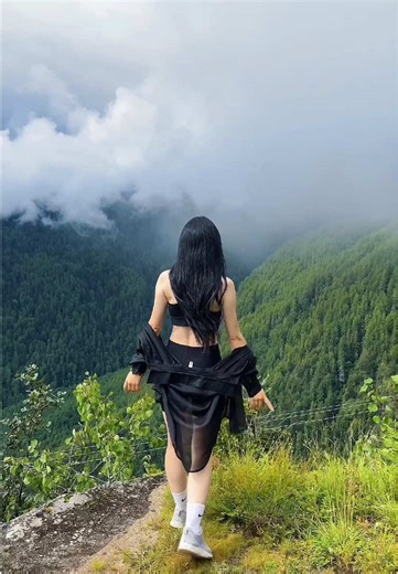 It’s so cold that I’m deeply missing the warmth of summer.” 🌞❄️ #creatorsearchinsights #yogini #winte #bhutan #cold