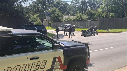 Arlington police shoot man during foot chase into carport, officials say