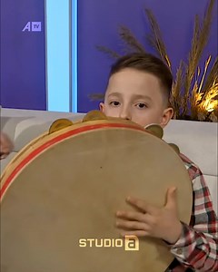 "Ama doren ta lujmë vallën e Rugovës" - 8-vjeçi befason me këndimin e tij me def në studio #ATV #StudioA | ATV LIVE