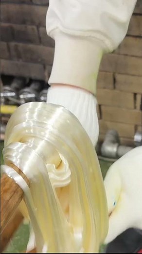 引き飴 透明の飴を白くする時に使う技。 ねりあめの要領です。空気を含ませて白くする #candy #和菓子 #飴 #あめづくり