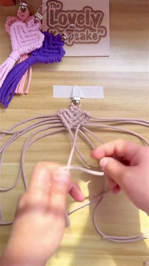 DIY macramé heart keychain. #diy #keychain #handmade #souvenirs #macramé #tutorial