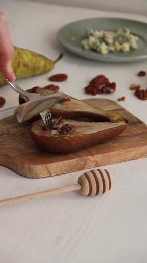 Si tu as des poires et du fromage il faut absolument que tu test cette recette 🤩 Une recette express avec seulement quelques ingrédients et tu as ton repas pour ce soir 😜🤩 Je ne suis pas une grande fan de poires mais franchement en mode sucré salé j’adore 😋 Voici les ingrédients pour cette recette de poires rôties au bleu, noix de pécan et miel. 🍐Ingrédients🍐 Poires Bleu Noix de pécan Jus de citron Miel Herbes de Provence (optionnel) Préparation 1. Laver et couper les poires en 2. 2. Coupe