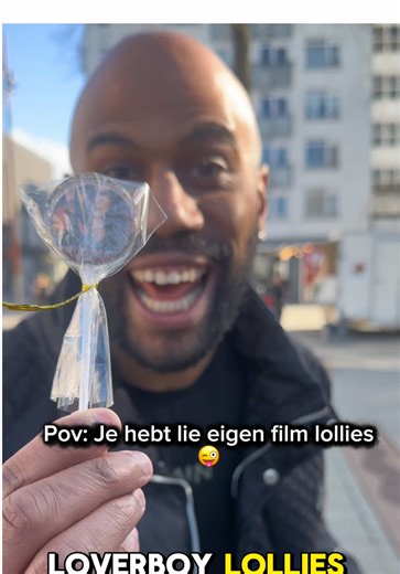 Film kijken zonder snoep is niks aan 🤷🏾‍♂️ Zou jij ook een Loverboy lollie proberen? Of moet ik jou ook overslaan☹️ Ter promo van de film deed ik even iets anders😜 🍭: @majestic.sweets25 t Thank you voor het maken van de lekkere Liverboy lollies #loverboyvertrouwniemand #Loverboy2 #Loverboy