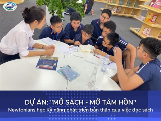 NEWTONIANS HỌC KỸ NĂNG PHÁT TRIỂN BẢN THÂN QUA QUA VIỆC ĐỌC SÁCH 🔹Tiết “Văn hoá đọc” của lớp 7G1 là giờ học thuộc khuôn khổ của Dự án học tập tháng 12 mang tên "Mở sách - Mở tâm hồn". Tham gia dự án, các em học sinh tìm hiểu Kỹ năng phát triển bản thân thông qua quy trình Tư duy 3 bước: 1. Đọc sâu để hiểu bản chất: Thay vì đọc lướt, học sinh đọc kỹ và tập trung phân tích các khái niệm cốt lõi trong sách. Mục tiêu là thông qua việc đọc sách để hình thành các kỹ năng quan trọng như: - Tự nhận thứ