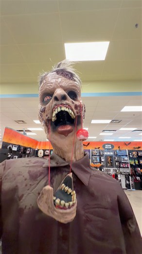 🧟 THIS ZOMBIE CAME OUT OF THE SWAMP! 😱 Jeremy Jaws | Spirit Halloween 2026 #spirithalloween