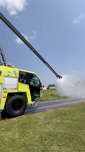 300K views · 5.6K reactions | The lone star state is gaining another star! 朗 San Antonio International Airport's #Striker 6x6 ARFF is equipped with a 65’ #Snozzle HRET (high reach extendable turret) with a 12” piercing tip and a low attack bumper turret. #TAK4 Independent Suspension and a #Scania DC16/V8, 670 BHP U.S. EP Tier 4f engine will quicken response times and provide increased maneuverability. | Oshkosh ARFF | Facebook