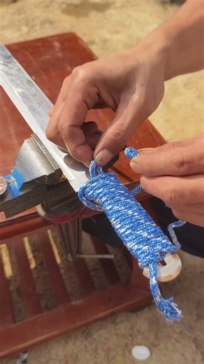 Technique for making a knife handle with a rope