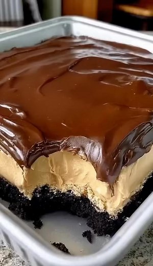 1K views | ✨ No-Bake Chocolate Eclair Cake — 10 Minutes Prep, 100% WOW! This dessert is dangerously easy — layers of graham crackers, creamy vanilla pudding, and rich chocolate topping. It tastes JUST like a bakery eclair… but with no baking at all.  ⭐ Ingredients 2 boxes instant vanilla pudding (3.4 oz each) 3 cups cold milk 1 tub Cool Whip (or whipped cream), softened 1 box graham crackers ...... Full Recipe in Coʍmеոτ  | Sweet Recipes | Facebook