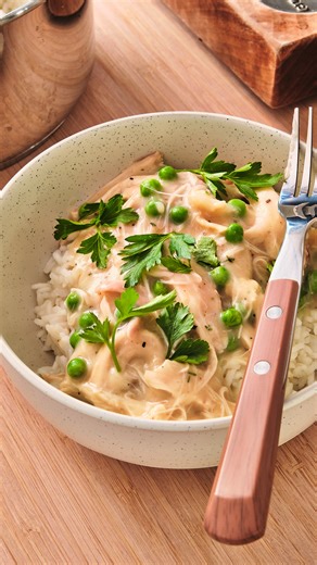 The day after Christmas calls for some calm 😌… and smart leftovers. A must-try: our Dainty Royal Rice topped with leftover turkey gravy, peas, and fresh herbs. Perfect to catch your breath in the Holiday whirlwind! 🎄 Recipe is right here : https://dainty.ca/recipes/leftover-turkey-gravy-and-rice/ - Le lendemain de Noël, on vote pour la douceur 😌… et les restants futés. À essayer absolument : notre riz Dainty Royal nappé de sauce aux restes de dinde, avec petits pois et herbes fraîches. Parfai