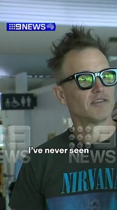 🚨 Nuove canzoni in Australia!!! 🇦🇺 Intercettato dalla stampa locale appena atterrato a Perth, Mark Hoppus ha rivelato che i blink-182 suoneranno nuove canzoni mai suonate prima durante l’imminente tour in Australia e Nuova Zelanda, che comincia questo giovedì! 🤘 Sappiamo dalle prove che potrebbero essere in programma Anthem Part 3 e Turpentine. Ci sarà spazio per altro ancora? 👀 | Blink-182 Italia