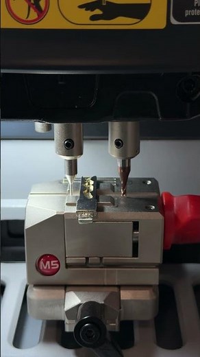 Decoding a key on the Xhorse Dolphin XP-005 machine.