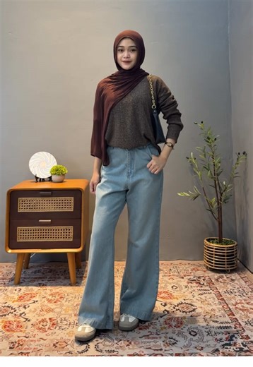 Flare Jeans OOTD: Stylish Petite Fashion Inspiration