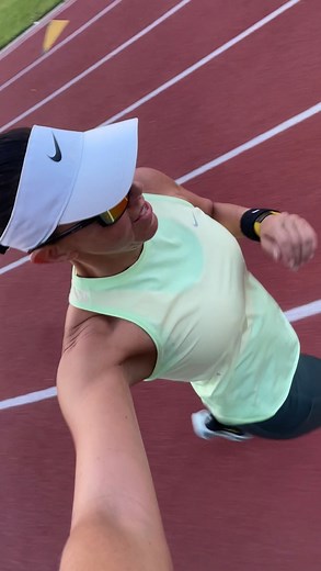 Siempre estoy para ti pero primero mis kms 😁 dale 👍🏼 si estás de acuerdo 😆 👀 #humor #running #humorrunning #motivacion #corredores #run | Vero Runner