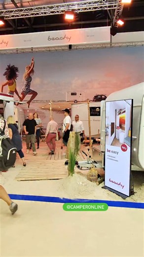 Beachy 420 esposta al Caravan Salon 2025 in ambientazione originale e simpatica ✌️ . 568 cm di lunghezza 2 adulti e due bambini dispongono di posto letto 🛏️ Prezzo di partenza 19.340 € (German price 🇩🇪) . #mare #hobby #beachy #caravan #karavan #camping #camperonline #camper #urlaub | Camperonline viaggi in camper di qualità