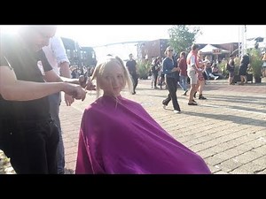 A long to short bob haircut on the street in Nijmegen
