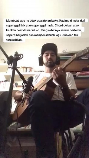 Membuat lagu itu tidak ada aturan baku. Kadang dimulai dari sepenggal lirik atau sepenggal nada. Chord duluan atau bahkan beat drum duluan. Yang akhir nya semua bertemu, seperti berjodoh dan menjadi sebuah lagu utuh dan tak terpisahkan. #indiemusic #bandung #music #recording #guitar #fyp