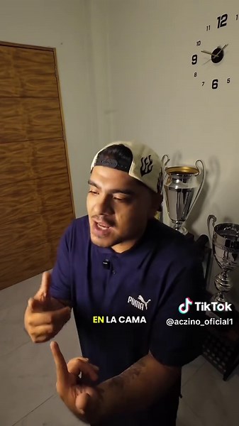 Qué camioneta tiene Aczino