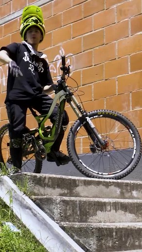 5 trucos de MTB para bajar escaleras como un profesional
