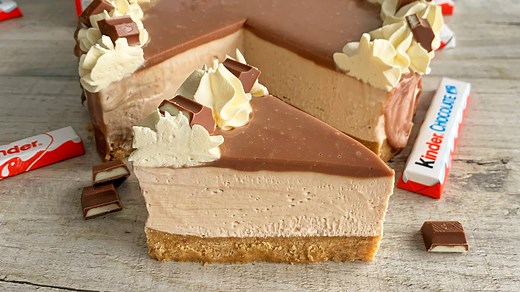 No-Bake Kinder Cheesecake 😍 With well over 130 million views this is actually my most popular recipe video ever ever!! And If you've been following me for a few years you know I love this cheesecake 💖 This cheesecake has a tasty digestive biscuit base with a nice creamy Kinder chocolate filling and then topped with Kinder chocolate ganache, a ring of whipped cream, and Kinder pieces 🤤 Sound on for full instructions 🔉 All you need is: Base: 350g Digestive biscuits, crushed 180g unsalted butte