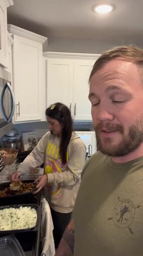 658K views · 14K reactions | Here’s a Chipotle Mexican Grill meal prep pack for you藍.....#wearedanandsam #husbandandwifeteam #lovefirst #marriedtomybestfriend #marriedup #beating50percent #dateyourspouse #joyinthejourney #thesimpleeveryday #ichoosejoy #husbandandwifetime #husbandandwifeforlife#husbandandwifegoals #strongmarriage | We Are Dan and Sam | Facebook